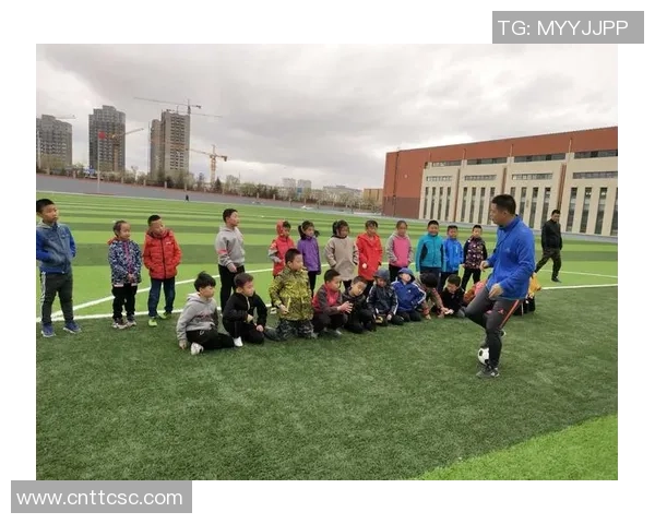 唯美水彩描绘绿茵巨星风采展现足球激情瞬间